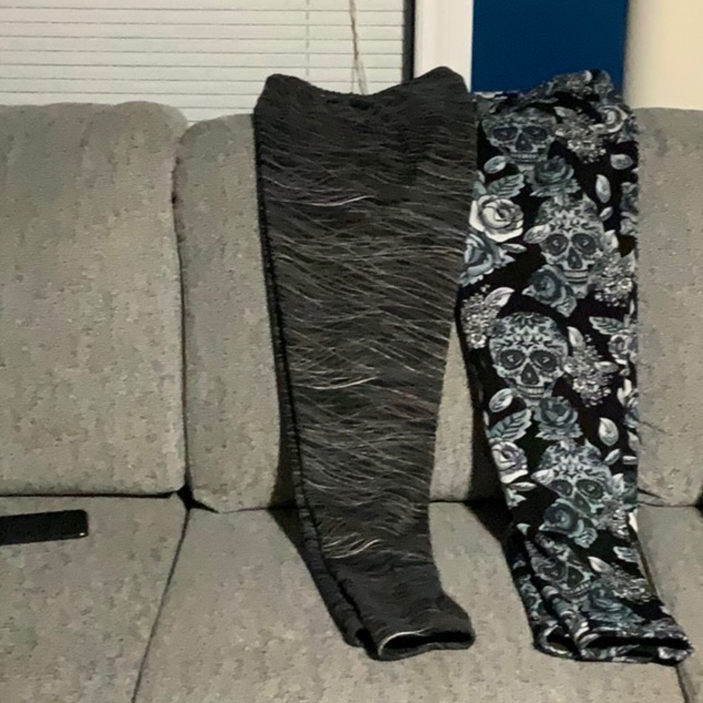 JUST COZY LEGGINGS, SIZE XL Skull and Pattern pairs 20 for both,Amazing!!!